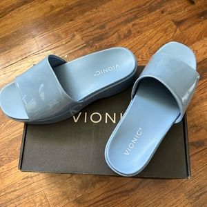 NWT Vionic Trista Patent Lather Platform Sandal